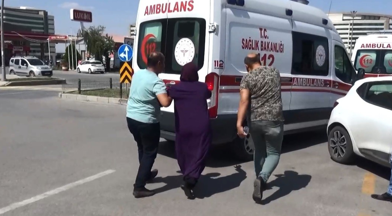 Kaza yaptı! Kocasını öldü sanıp ambulansın peşinden koştu